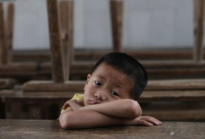 父母打工出远门，
爷爷奶奶留家中。
孩子学习无人问，
到头仍是一场空。