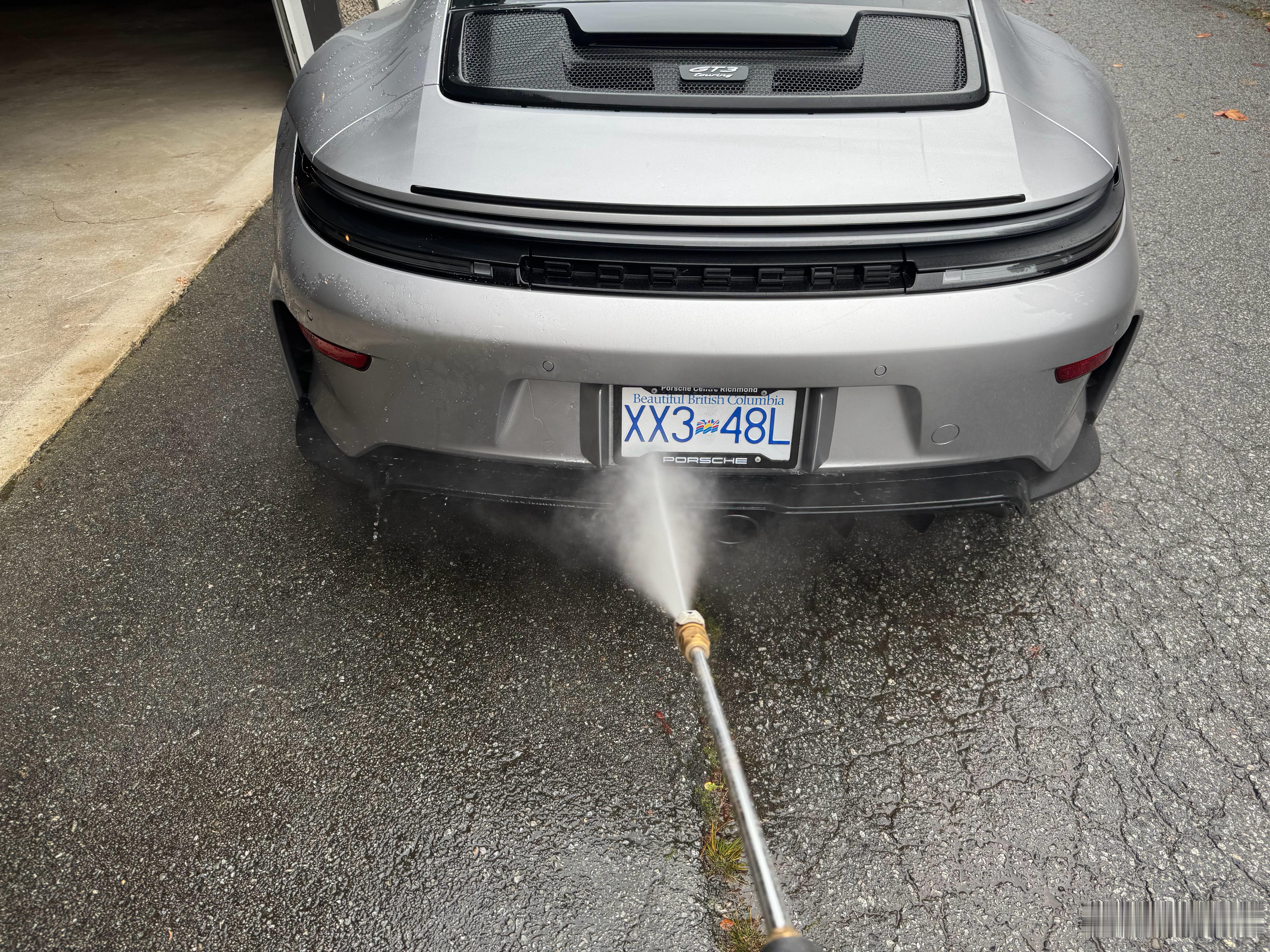 把车洗洗干净，晚上和老兄弟一起再给车子镀个晶，我不太懂，我这老兄弟资深折腾车子一