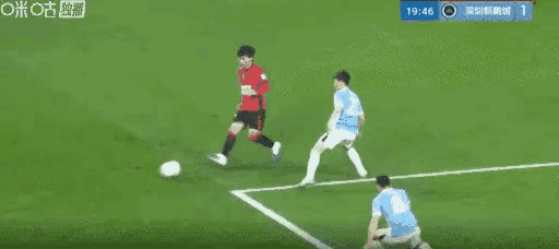 中超揭幕战，20分钟内两球入账还现肘击红牌。2026赛季中超首球，阿代米晃过防守