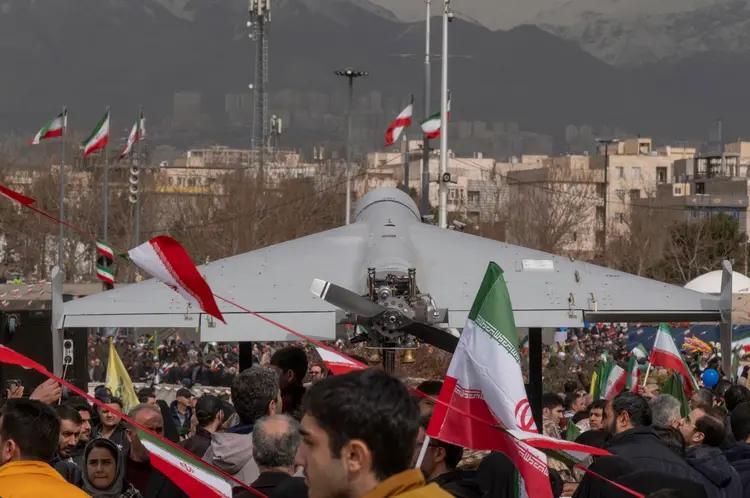 双标玩炸了！俄罗斯打乌，美国狂送武器不手软；美国打伊朗，俄罗斯照搬硬刚，半点儿不