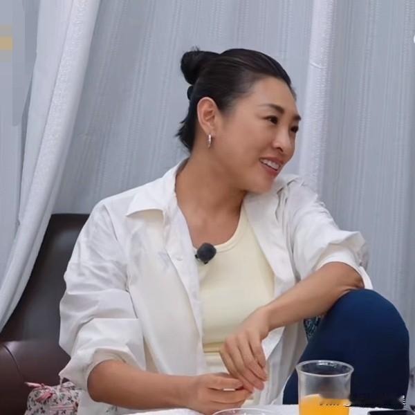 淡淡对妈妈说：“我现在担心的是你。”妈妈：“我不用担心。我现在满脑子都是生意，都