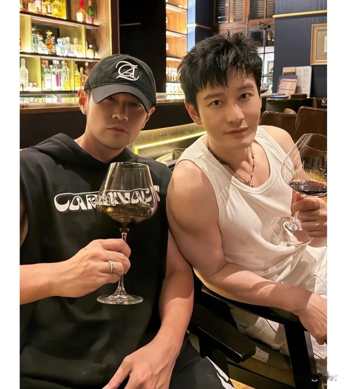 世纪同框！周杰伦黄晓明合影竟然PK起肱二头肌了 俩快50岁的男人怎么还这么幼稚又