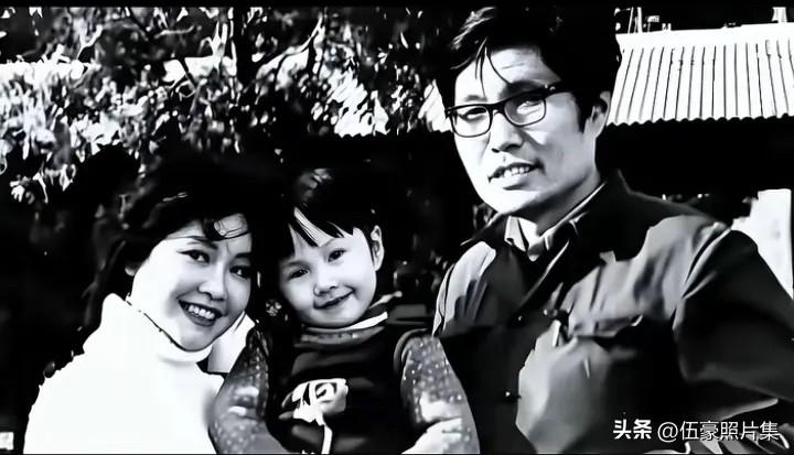年轻时的李谷一抱着女儿与丈夫肖卓能的温馨留影，值得一提的是，丈夫肖卓能是肖劲光将