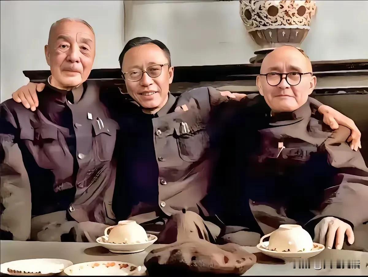 末代皇帝的历史性合影

中国的末代皇帝溥仪，一生富有戏剧性。1906年出生，清朝