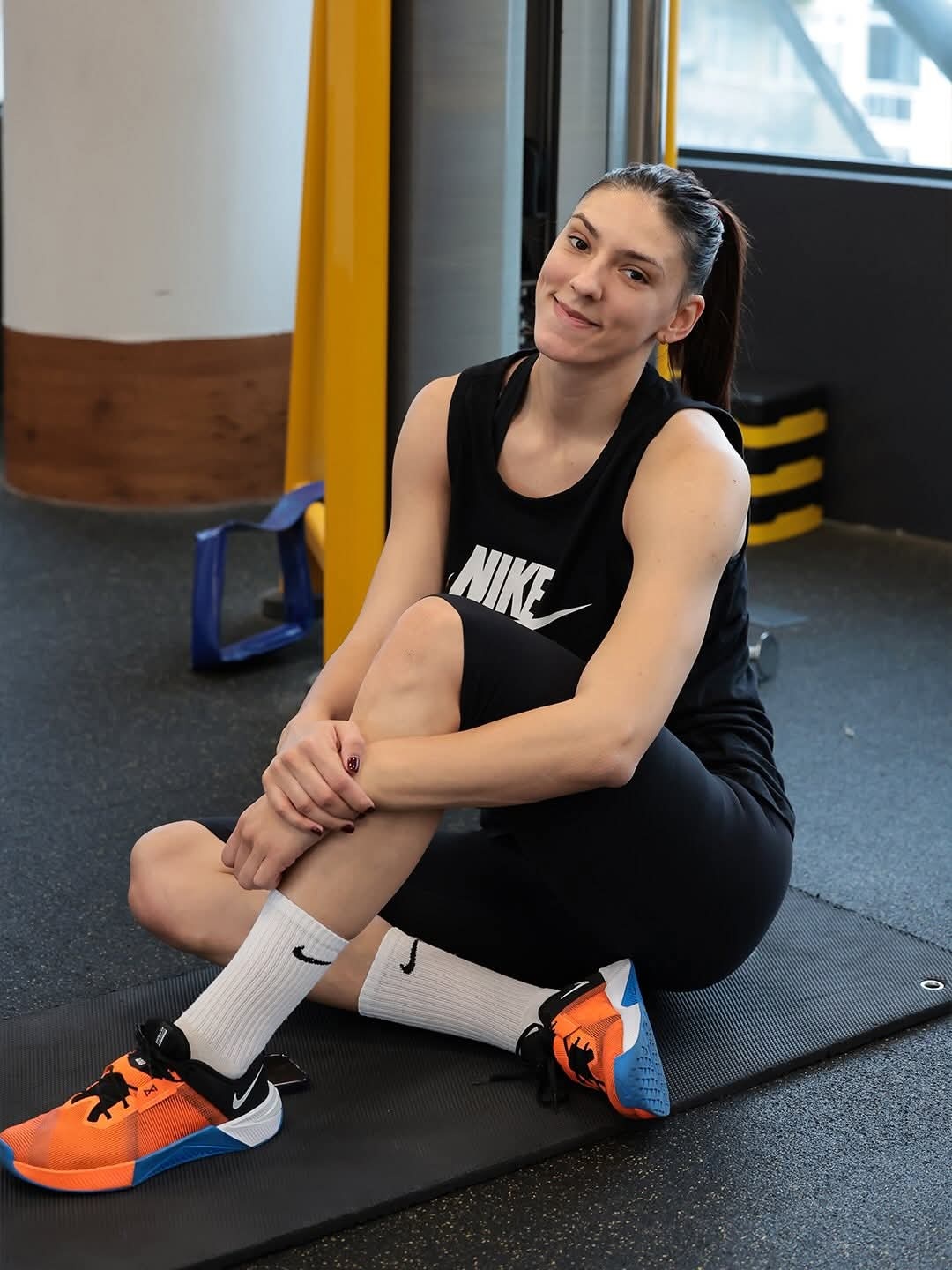 来银行后，有马尔科娃去砸，波斯最近愉快打起了养生球！ 