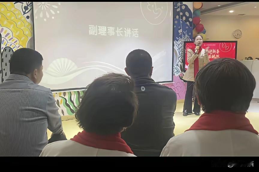 千万托底、只字不提苦，余丽这一跪，跪出了公益最该有的样子
 
拿出1000多万给