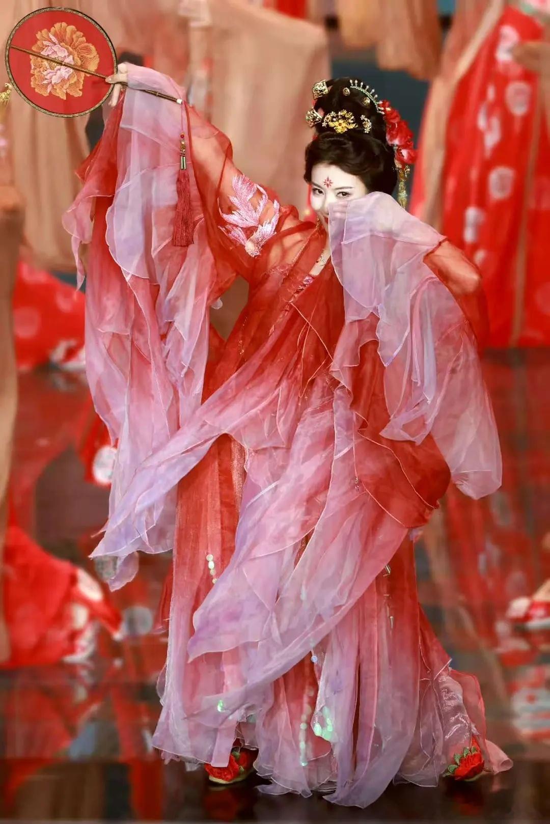 镖人里的两大越剧演员分别饰演燕子娘的李云霄，阿育娅的陈丽君 ​​​