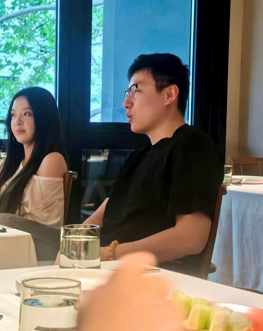 偶遇王文也与未婚夫约会偶遇王文也与未婚夫吃饭 偶遇王文也与未婚夫约会，男方被赞很