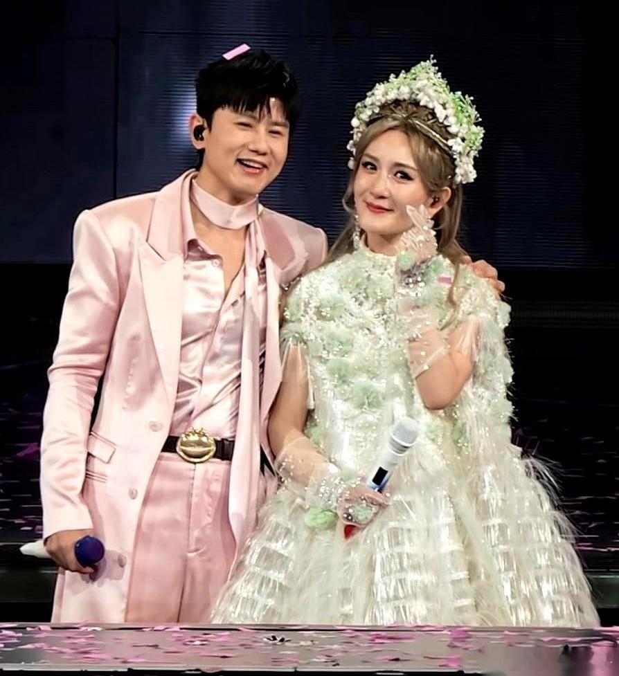 聊聊张杰谢娜这对夫妻。 曾几何时，一个是“太阳女神”，一个是实力唱将，路人缘好到