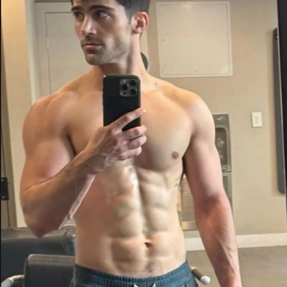 据当地媒体报道，黛米·洛瓦托（Demi Lovato）的前未婚夫马克斯·埃里希（