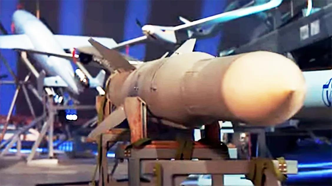 西方防空不够用，乌克兰直接亮出“自研杀手锏”！这款导弹首次公开亮相
 
乌克兰，