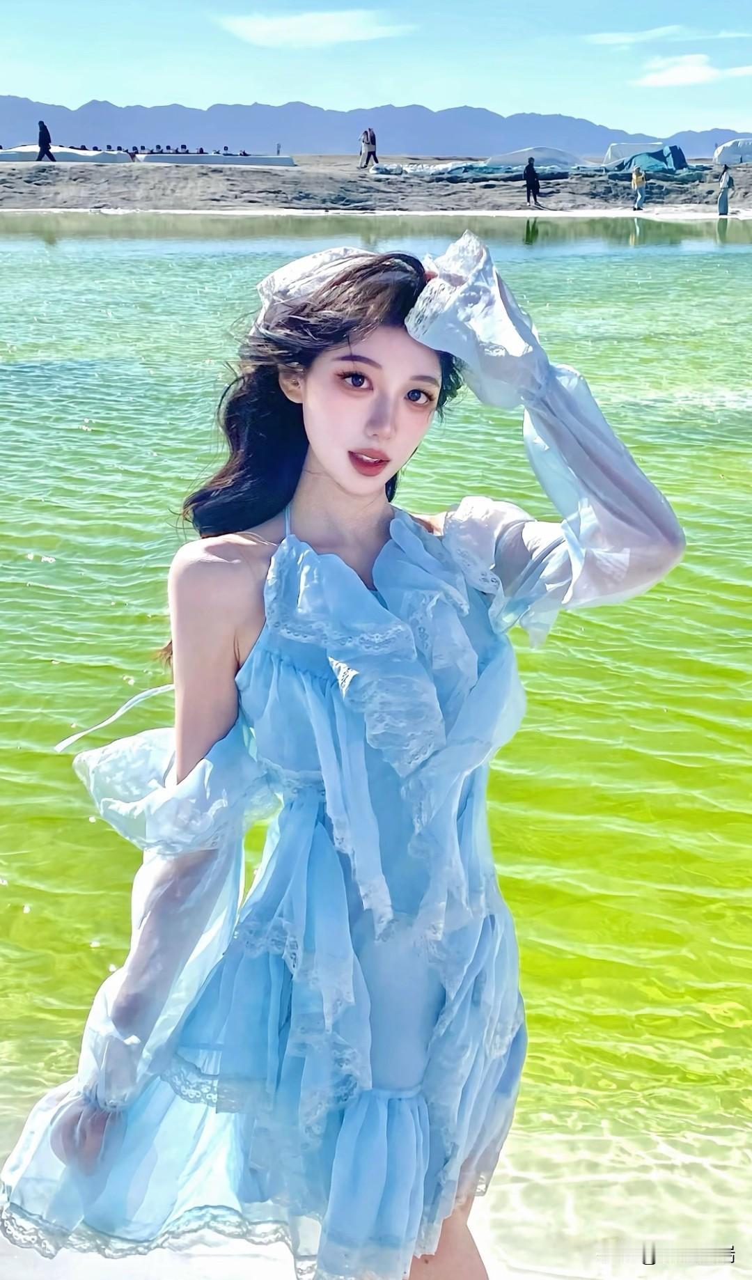 风携盐湖碧波漫过肩头，澄澈湖光衬得一身清软。