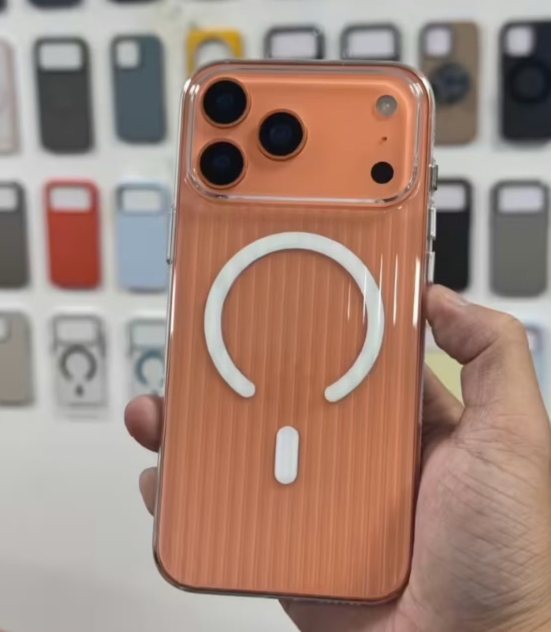橙色版iPhone17Pro机模 橙色真难崩啊，很像很久之前16 Pro系列那会