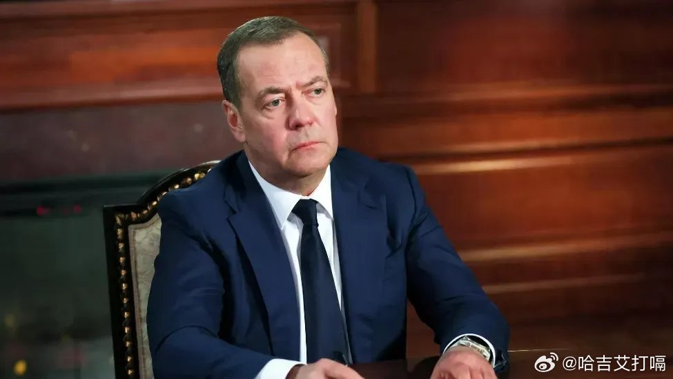 凤凰新闻【梅德韦杰夫：美国不会退出北约，但欧盟或成为反俄军事联盟】“退出北约既无