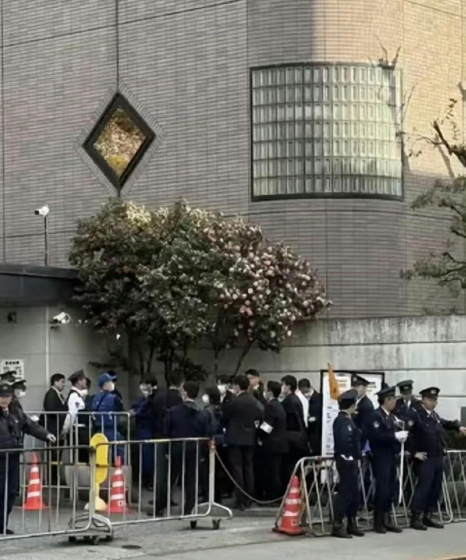 拿刀闯入我大使馆的小鬼子的叫村田见大，今年23岁，是自卫队的少尉。能发生这样的恶