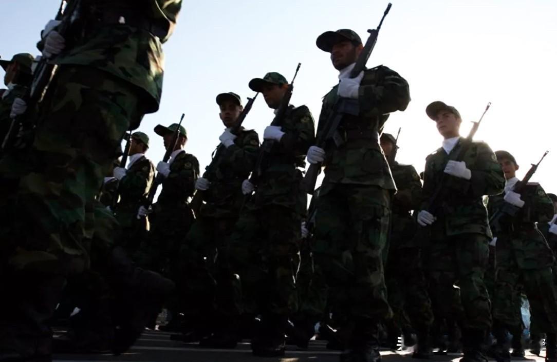 【伊朗全力打击骚乱策划者】
    佩泽什基安11日发表讲话称，渗透进伊朗的美以