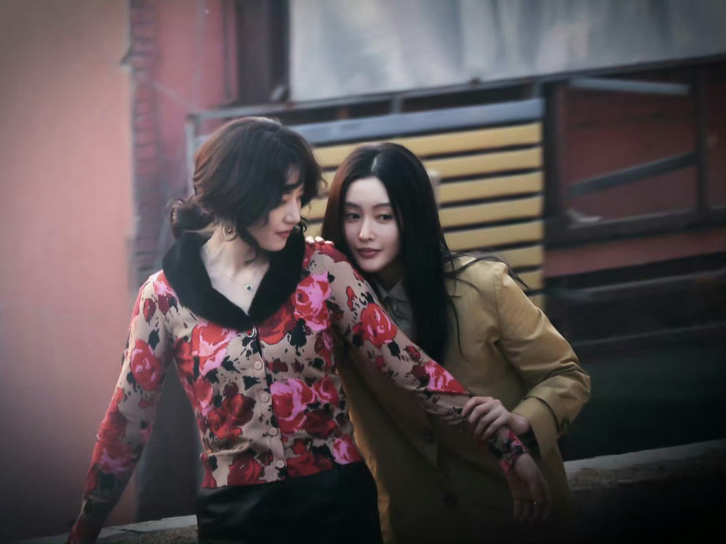 路演期间姐姐贴心照顾妹妹，当地特色美食轮番安排，妹妹一边打趣要长胖，一边吃得停不