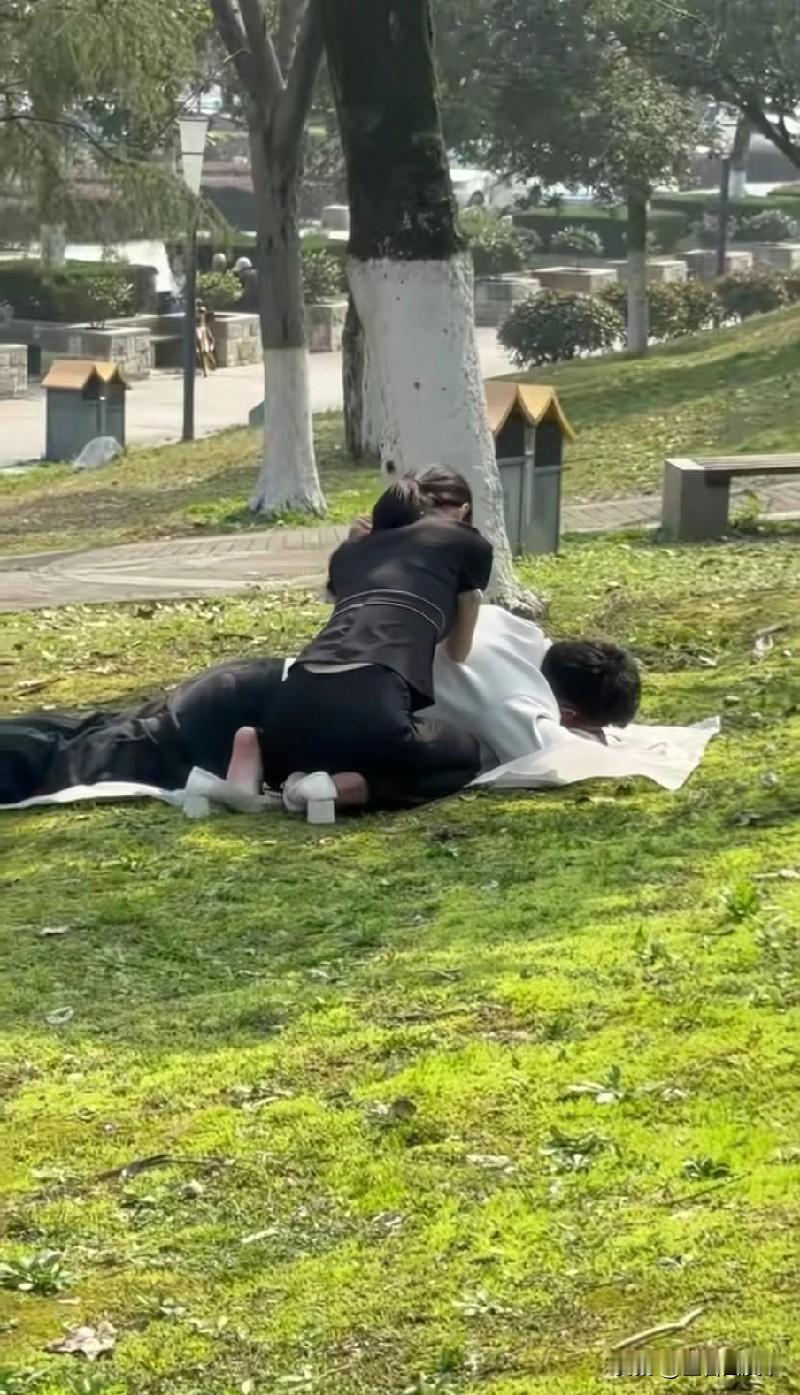 今天一个人来公园露营，看到旁边两口子，
男的是饭店厨师，女的是饭店服务员，
两口