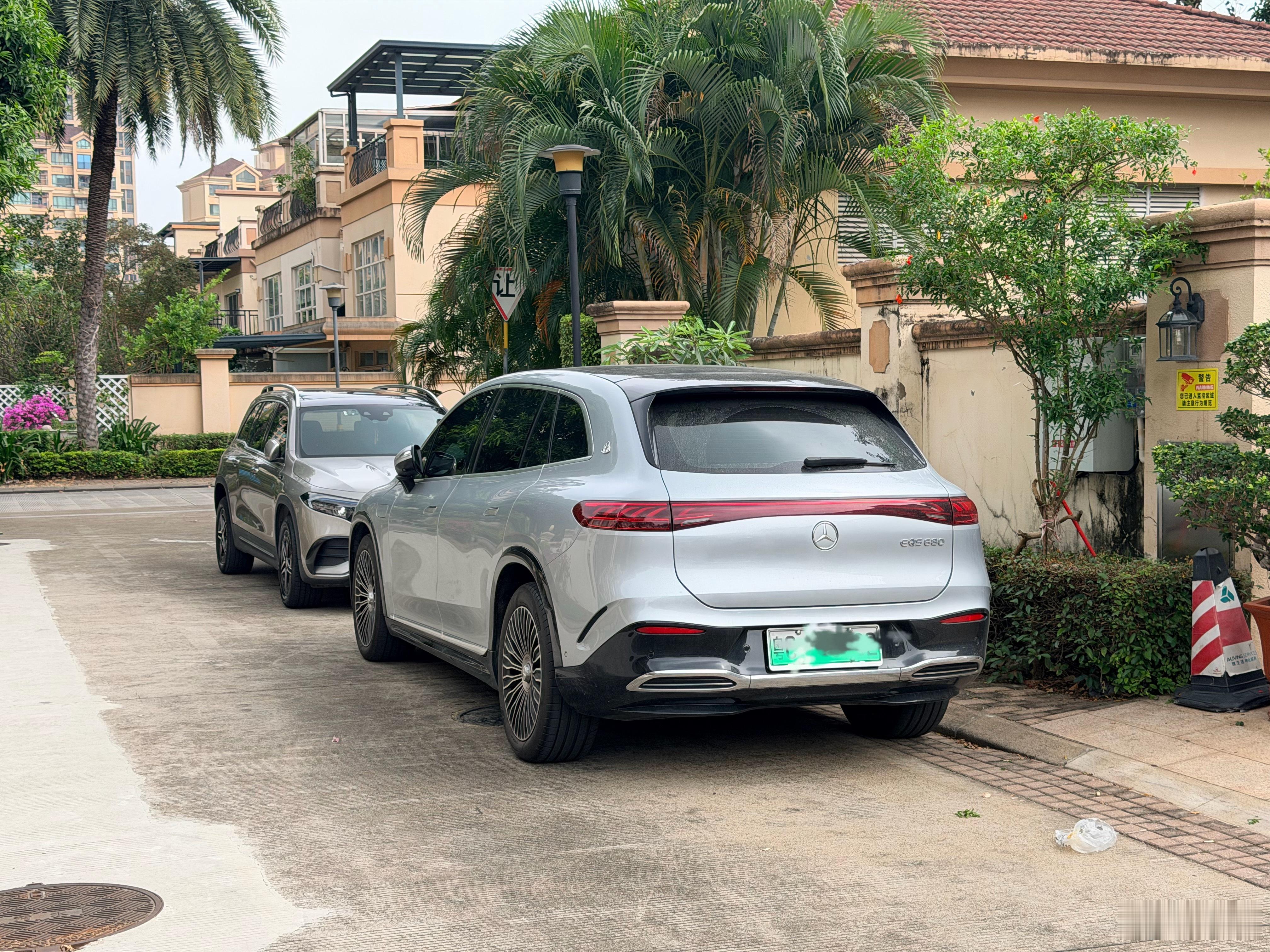 我知道老广除了比较迷恋凌志也很迷恋Benz，但没想到这家这么迷恋，中山家里这边的