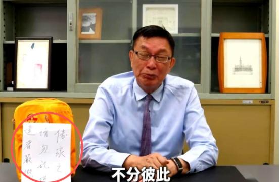 很多网友被到被苑举正这个老头可到了。
专门写个告示贴那儿：“传家之宝，请勿乱摸，