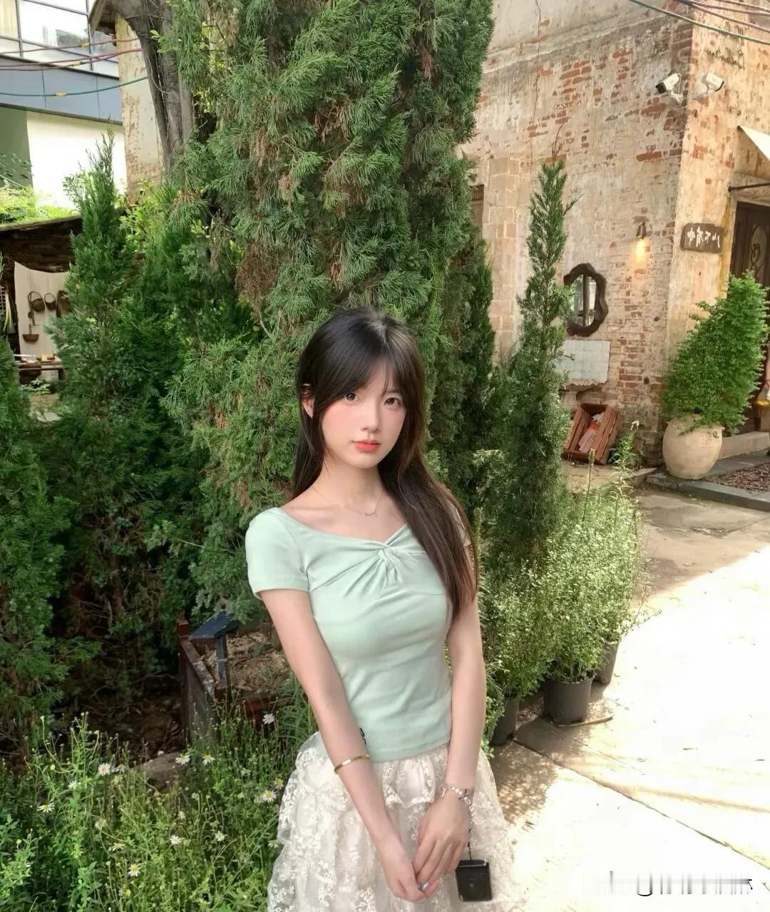 少女感天花板！谁懂啊？  
白裙配微风，发丝都带甜味～  
眼里有光，笑里藏糖，