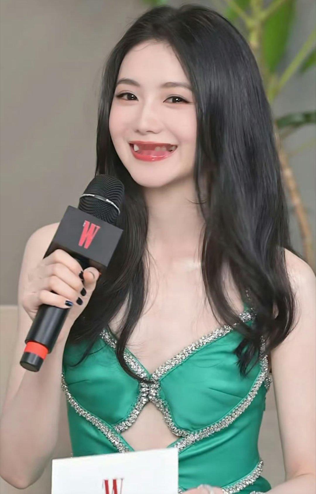 刘浩存绿色镂空长裙从“争议女王”到如今的“实力派小花”，刘浩存这一路真的是充满了