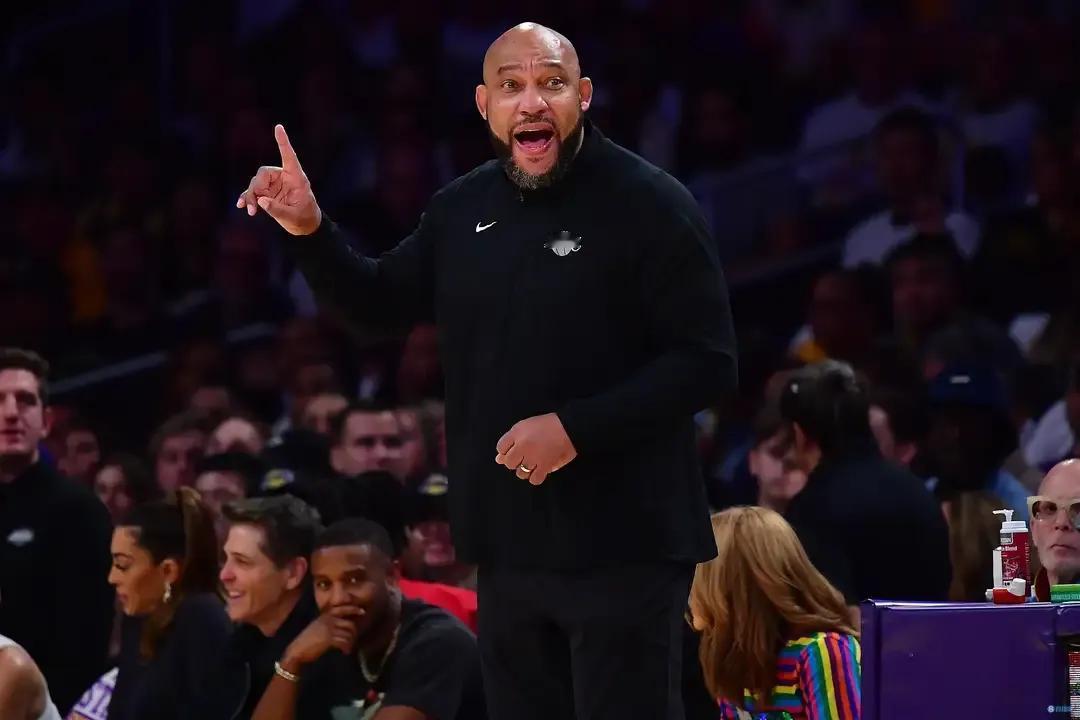 以哈姆执教风格，只有湖人第一场输掉比赛，才能让里弗斯替补。
第一，湖人对战掘金，