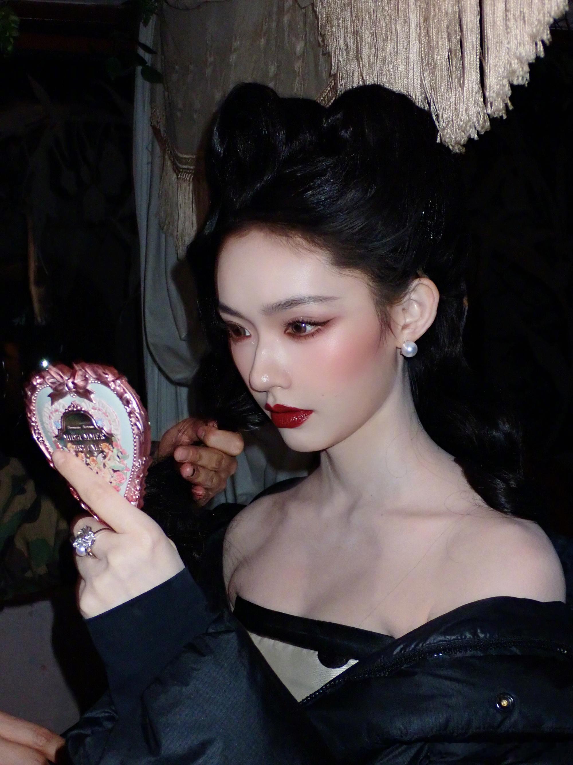 林允波点猫女装 林允尖叫之夜造型来了，波点猫女装太权威了，期待红毯！