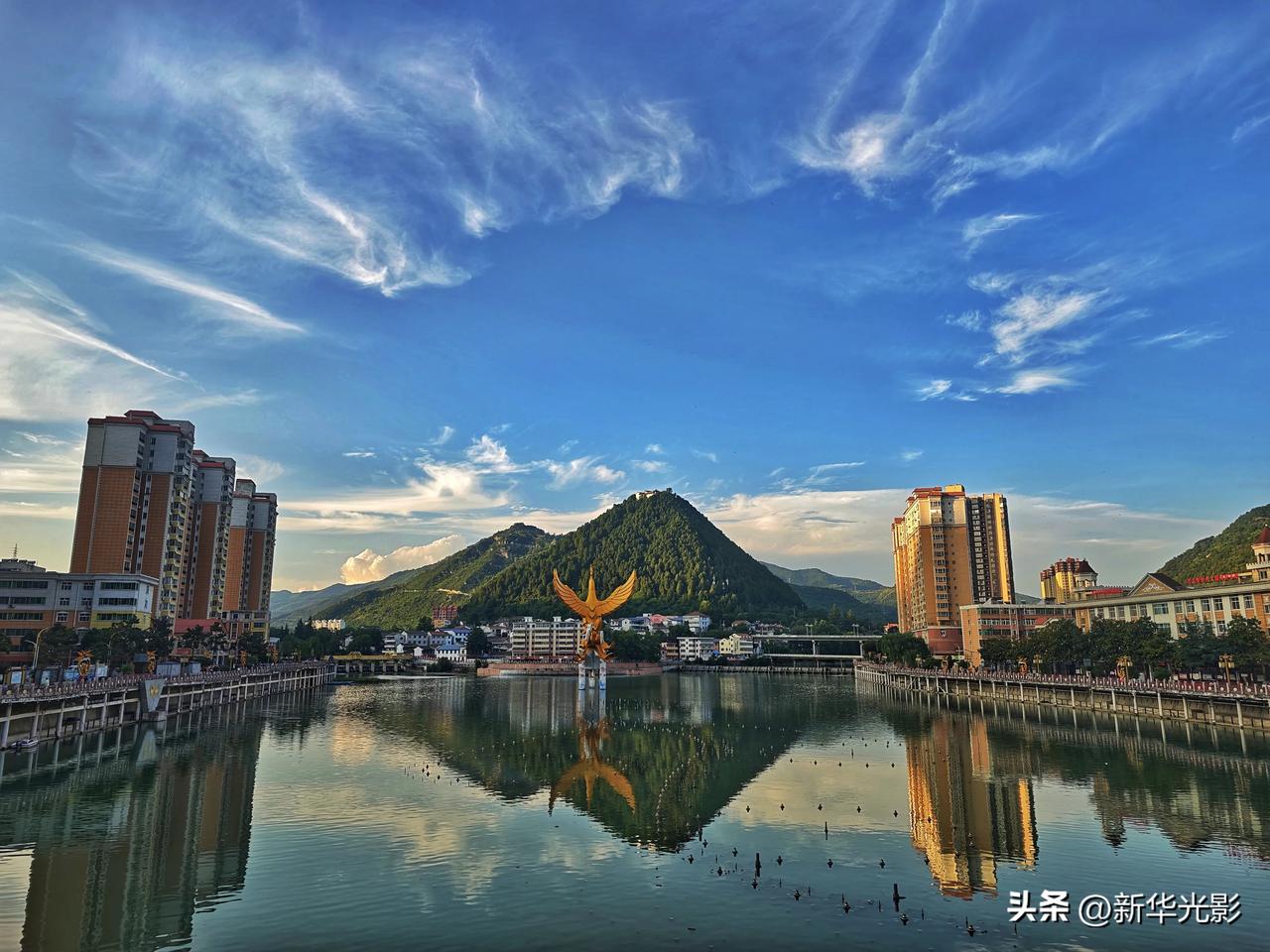 凤县凤凰湖是宝鸡凤县的标志性景区，以绝美的夜景和震撼的音乐喷泉而闻名，是体验“七