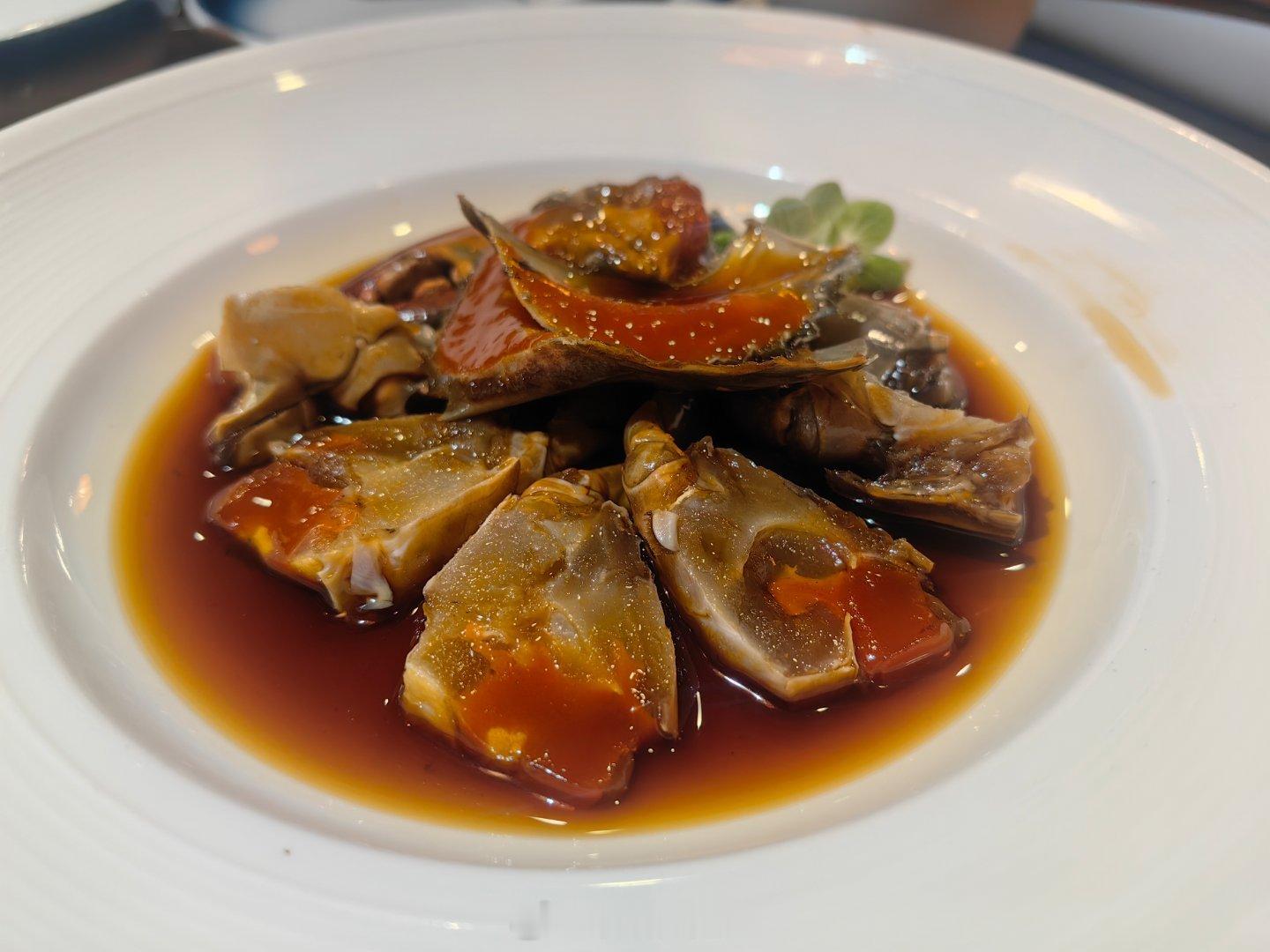 这家擅长粗料细作，招牌酱青蟹半只、椒盐虾潺、野生小黄鱼拼盘、腐皮海鲜卷。道道鲜美