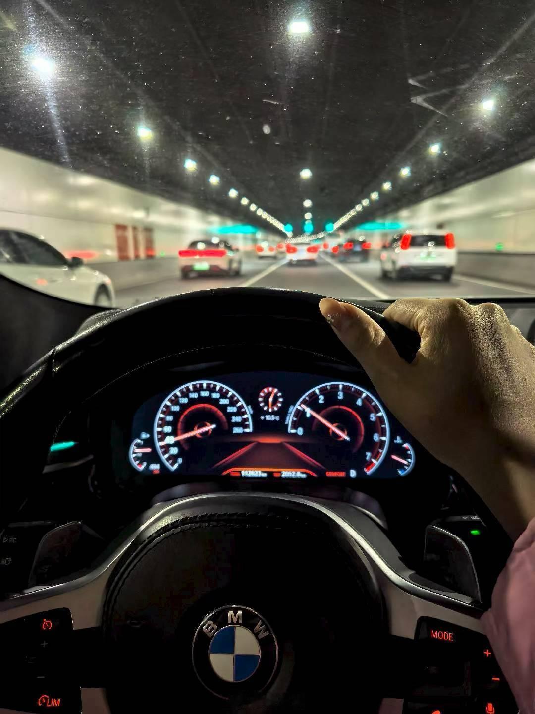 当你开习惯了电车，突然开回油车，你会发现：挂档就打开了雨刮，前档玻璃这么脏，也找