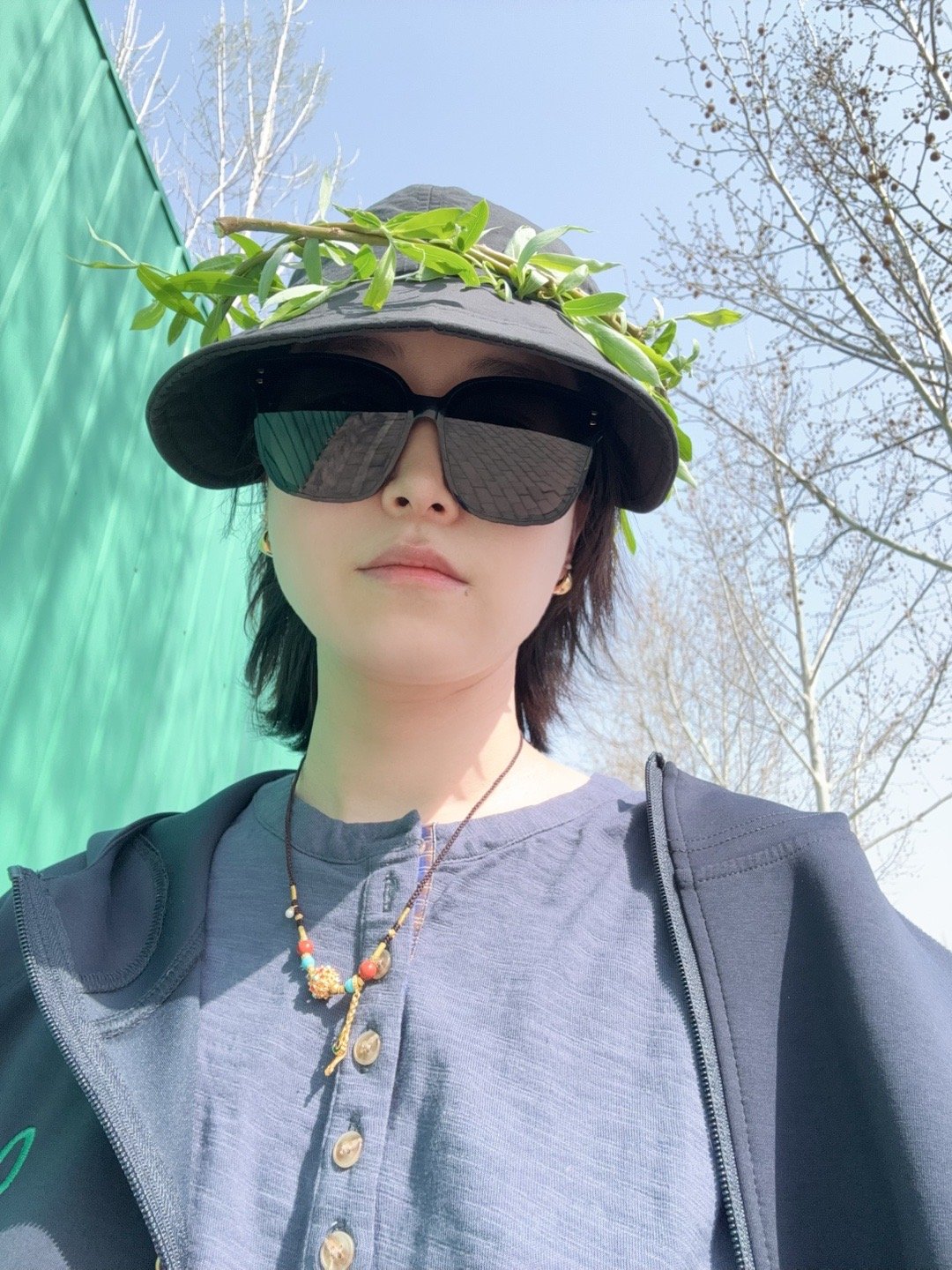 别人刚扔的草环，糖豆捡了给我。真孝顺！ ​​​