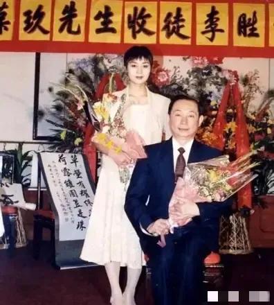 这是1995年，梅葆玖先生收徒李胜素时的合影。当时李胜素29岁，梅葆玖先生61岁