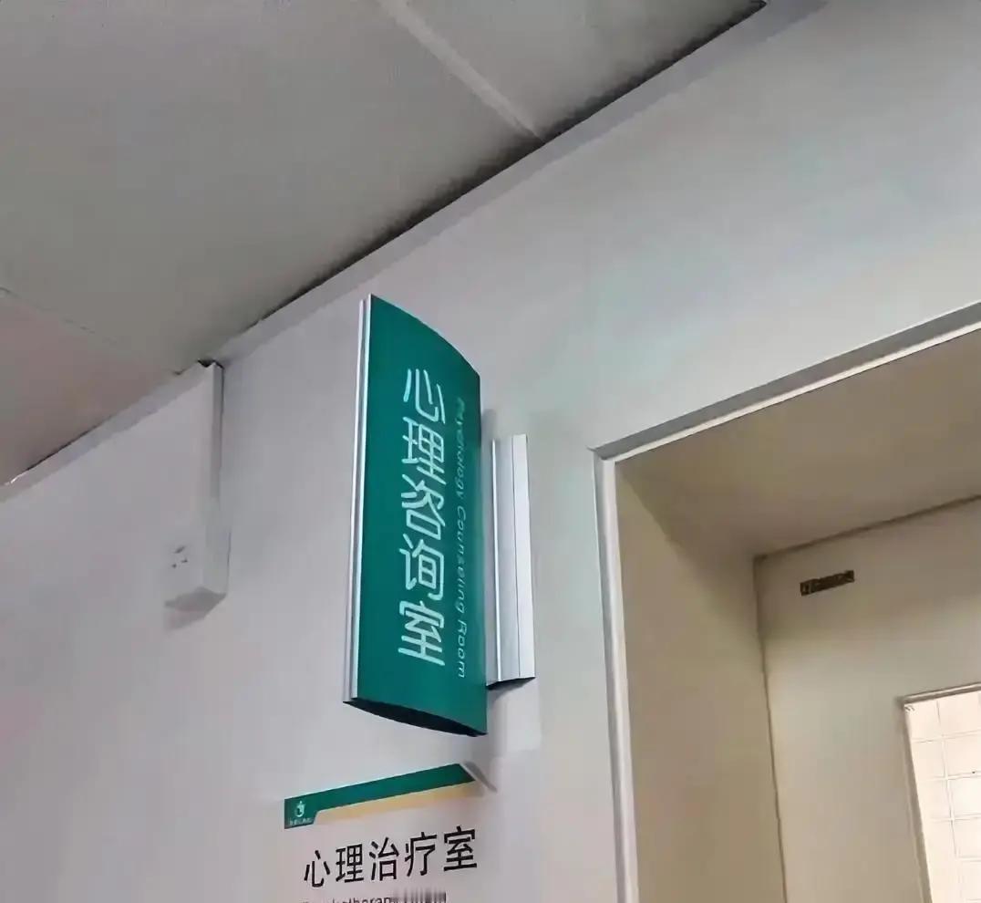 五十多岁的李女士丈夫走得早，孩子又在外地，一个人住了快二十年。
最近她老失眠、动