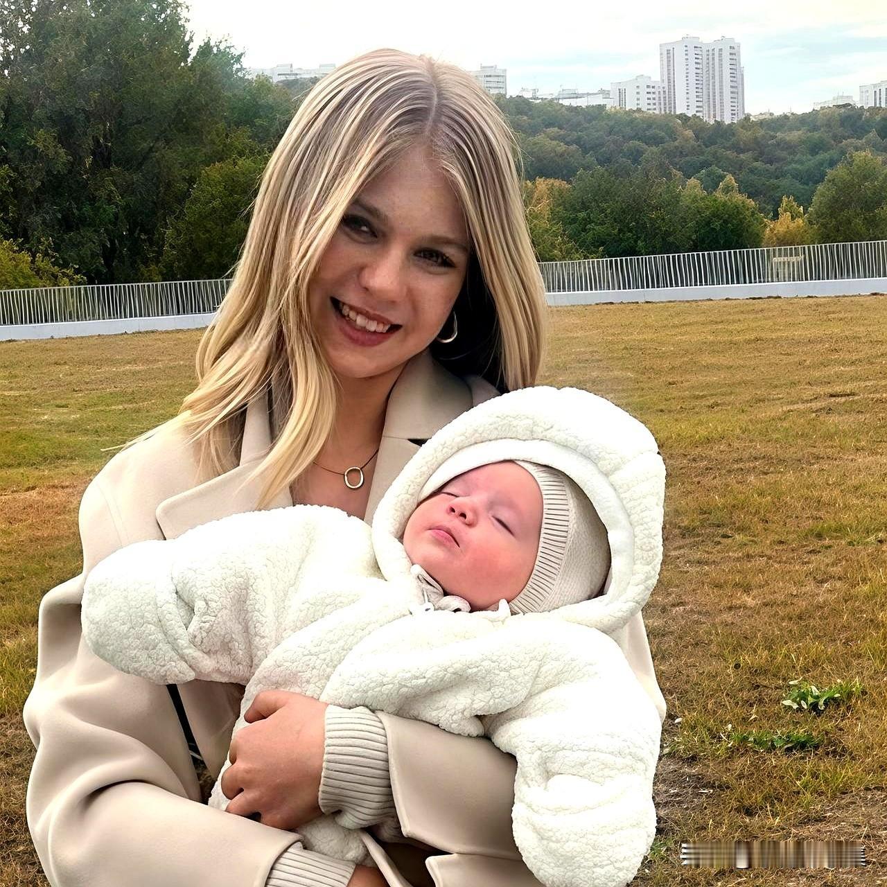 这两天有个消息传得沸沸扬扬，说俄罗斯那边不少三四十岁的单身妈妈，因为战乱没了依靠