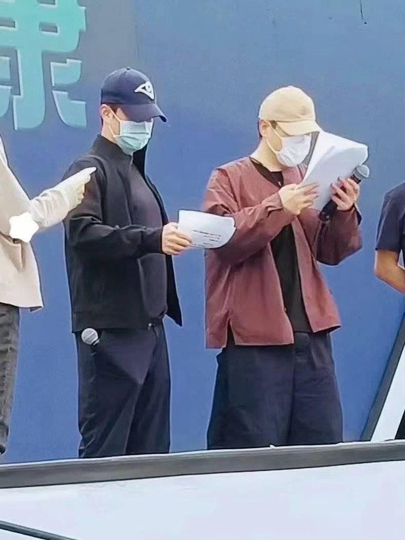 #新浪娱乐[超话]##吴京沈腾老花近视组合##沈腾吴京老花近视二人组# 你们两个