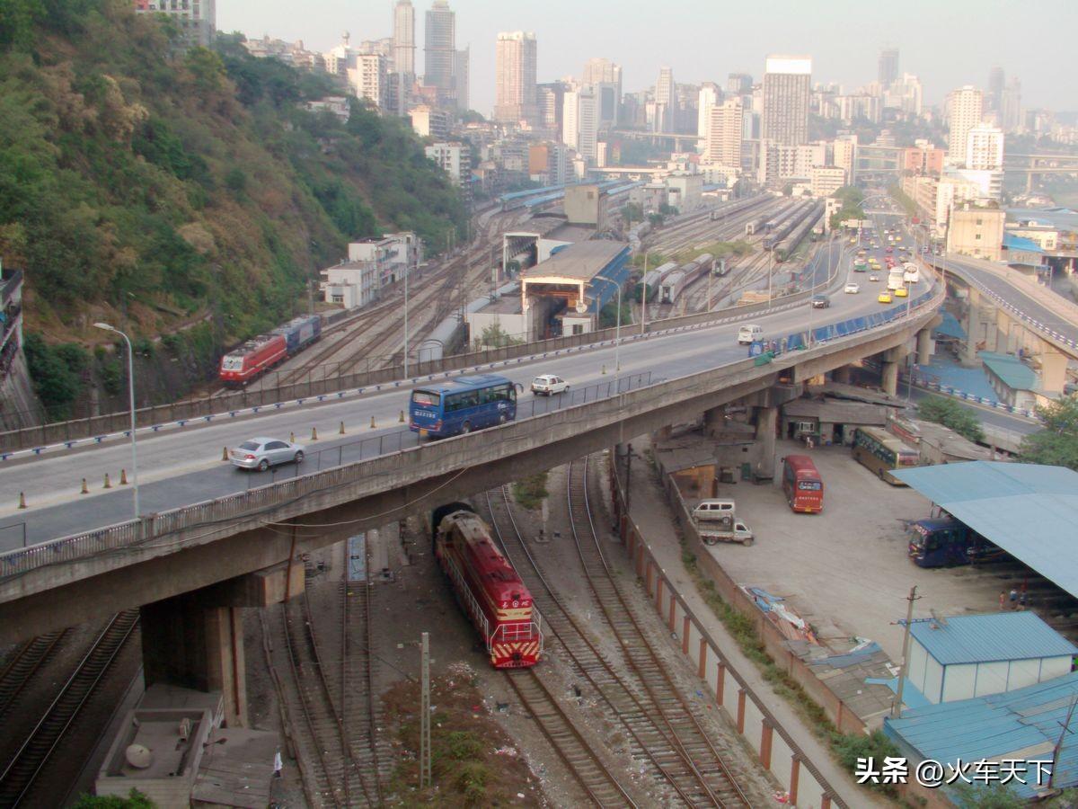 十几年前拍摄的菜袁路兜子背跨线桥与下边的铁路，远处是重庆火车站以及旁边的客车整备