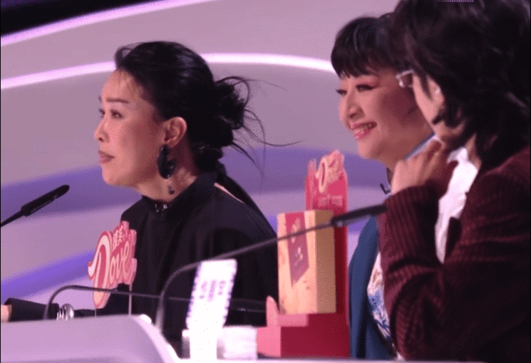 华晨宇就这样看那英热闹别人在纠结选谁，华晨宇在旁边沉浸式围观，眼睛里的笑意藏不住