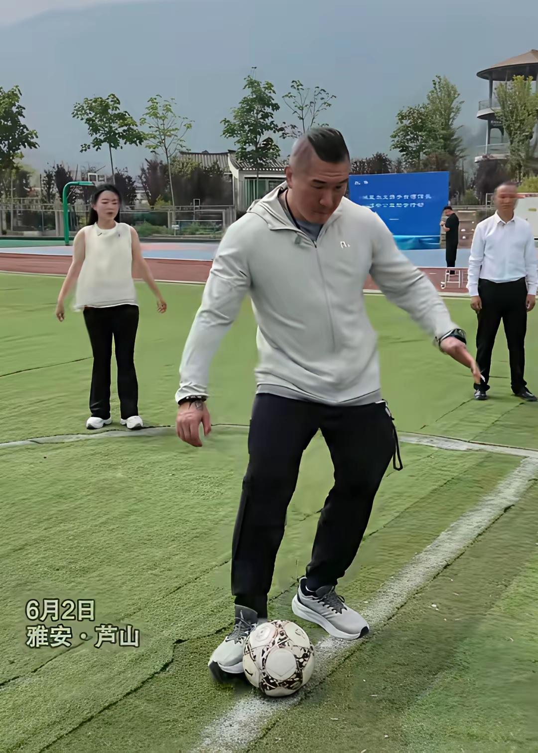 馆长还是挺用心的，到学校跟孩子们一起踢足球，一起游戏，大热天的穿起了长袖，成功的