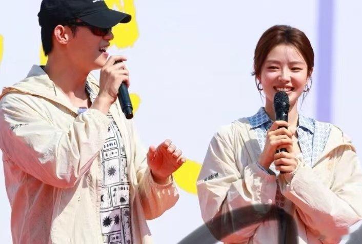 黄景瑜徐若晗明川有知夏开机同框黄景瑜徐若晗同框开机照两人的cp感好强啊！开机大吉