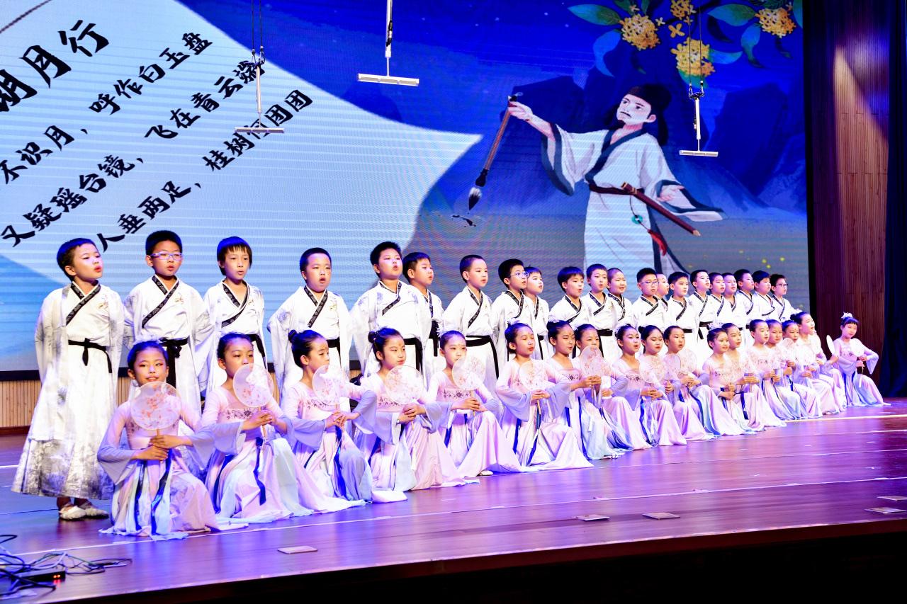鹧鸪天 · 贵峰读诗班四十周年

（一）
惯向芸窗惜寸光，峰山烟月伴吟囊。
青衿