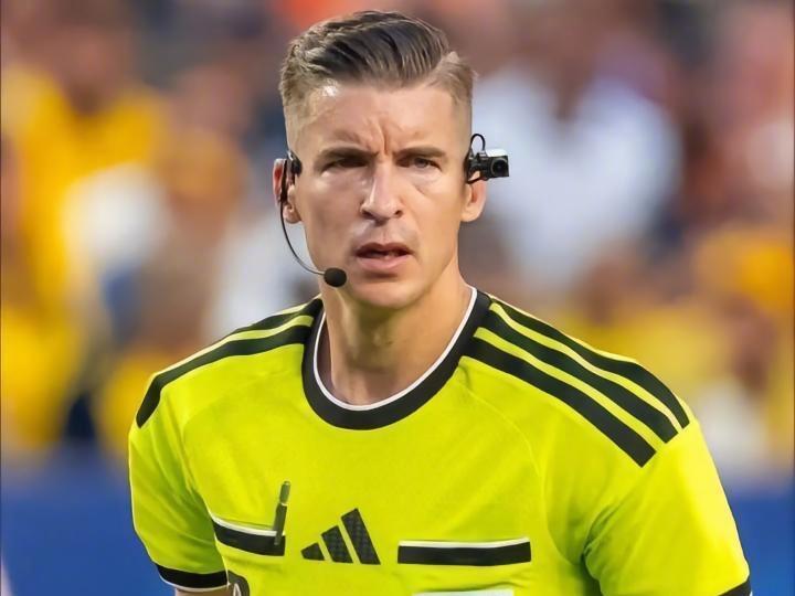 FIFA认定阿根廷进球判罚正确据说这个法国裁判已经被球迷喷到注销社媒账号了