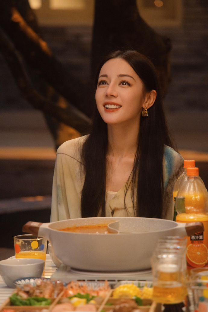 迪丽热巴聂九罗中秋营业迪丽热巴聂九罗共享中秋月 迪丽热巴聂九罗中秋营业，是迪丽热