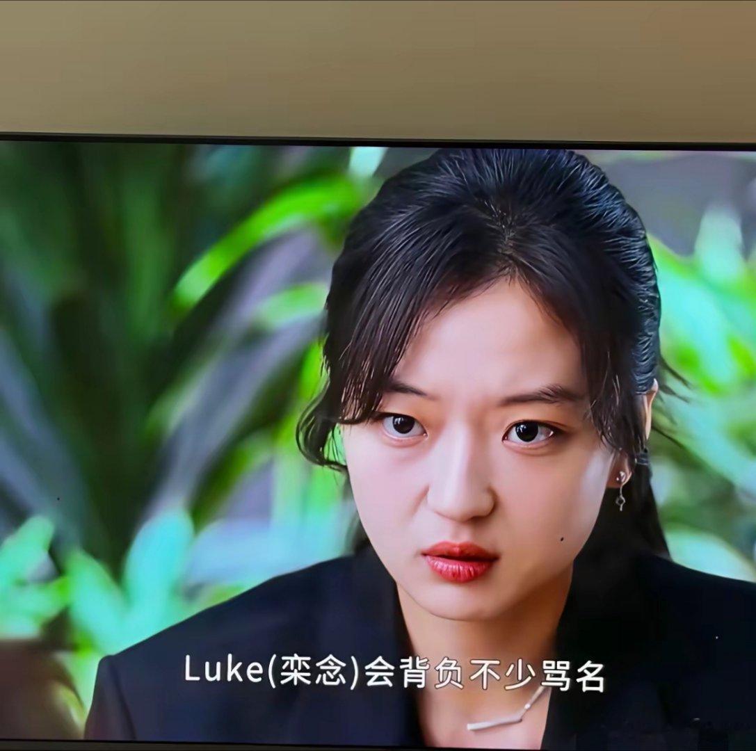 有网友说，孙千不适合演女主，你看她的脸太大众化了，大饼脸，并且这样扎着头发更显脸