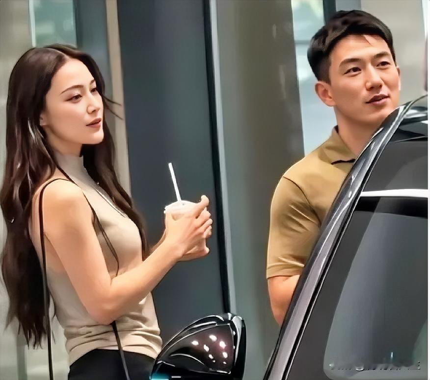很多人老是琢磨，张馨予当年怎么就选了何捷？

说白了，这事儿真没那么复杂。

我