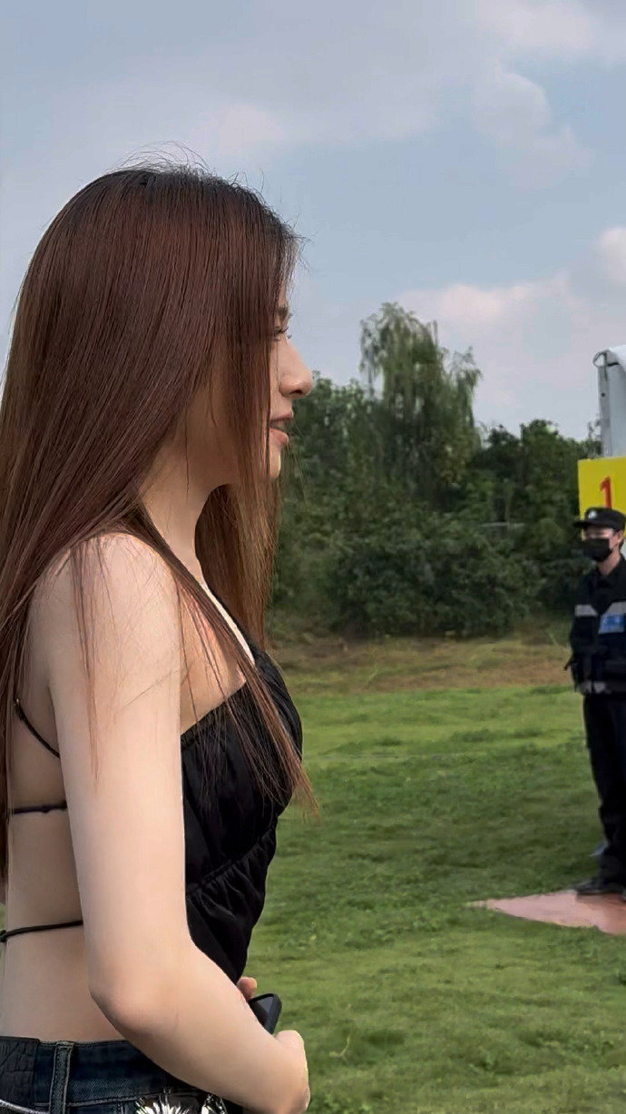 李兰迪露肤度 李兰迪辣妹look  李兰迪露肤度，是兰迪的辣妹look来袭，就这