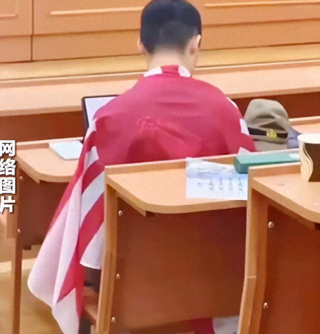 令人不耻：中国留学生在课堂披旭日旗，他原来还是南京人