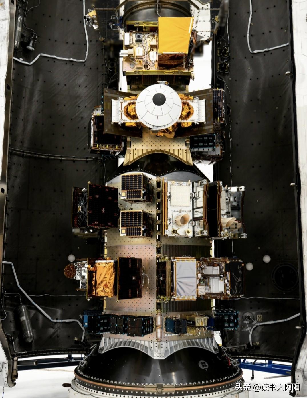 一次性将119颗卫星送入轨道的怪兽！看看它的内部构造吧！下图
猎鹰9 号火箭(不