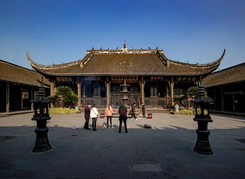 古木参天蔽故乡，
老宅斑驳映斜阳。
青阶藓迹侵幽径，
小桥流水鱼米香。