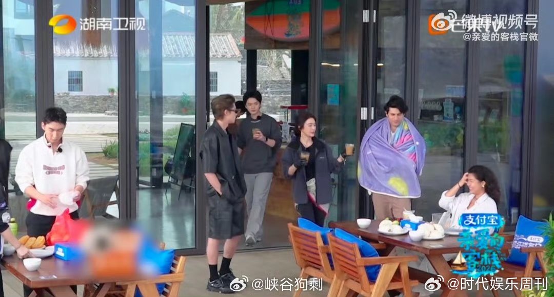 王鹤棣喝秦岚榨的果汁脖子抻二里地亲爱的客栈秦岚的养生特调，主打一个养生，味道全靠